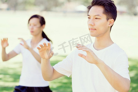 人们在公园里练太极拳。夏天人们在公园里练太极拳