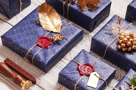 创意包装和装饰圣诞礼物在白色木质背景的盒子。平躺着。