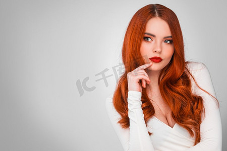 迷人的红发女孩。photoshoot的华丽红发女孩与明亮的化妆