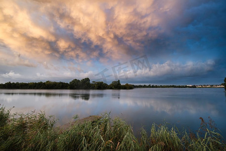 猛烈风暴前夕，令人惊叹的乳母云在湖泊景观上形成