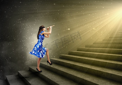 吹长笛的女人。一位穿着蓝色连衣裙的年轻女子一边吹奏着笛子，一边爬着梯子