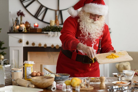 圣诞老人在家烹饪圣诞饼干