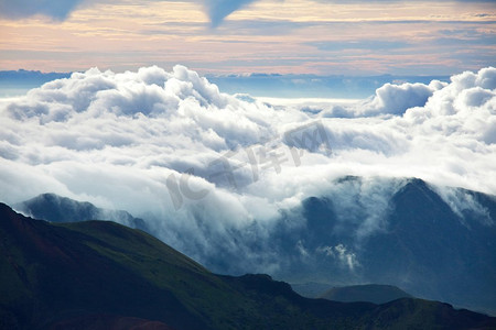 山间云雾之上的美景