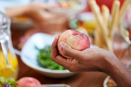 吃男摄影照片_食物、水果、健康饮食理念--男手牵桃子。手牵手的男桃
