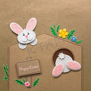 有创意的复活节概念照片，兔子在棕色背景下用纸做的洞里。