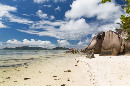 旅游，风景和自然概念-印度洋塞舌尔岛海滩上的岩石。印度洋塞舌尔岛海滩上的岩石