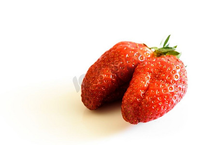 白色背景的双层浆果草莓