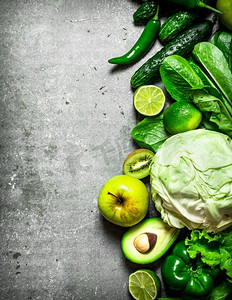 健身食品。绿色蔬菜和水果。在石桌上。健身食品。绿色蔬菜和水果。