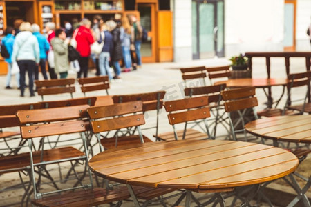 木桌子在户外咖啡馆，卡罗维发利，捷克共和国，欧洲。欧洲古城，著名的旅游和旅游胜地