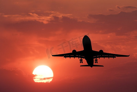 飞机夕阳摄影照片_喷气式飞机，飞行，空中，飞机