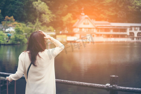 亚洲女游客在福冈的湖边玩得很开心。这张照片拍摄于2017年8月。