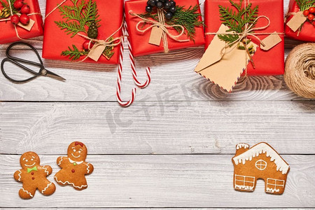 创意包装和装饰的圣诞礼物在白色木制背景的盒子里。从上面俯瞰。复制空间。