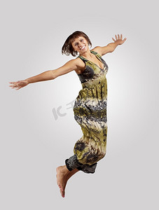 年轻女子又跳又跳……非常现代、苗条的嘻哈风格的女人在彩色背景上跳着舞