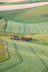 夏日傍晚温暖的阳光下，英国农业乡村美丽的风景形象