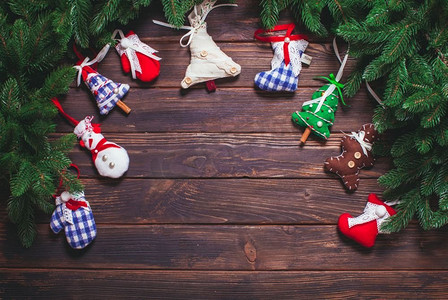 圣诞复古装饰-蓝色格子布玩具放在带有复印空间的木桌上。圣诞复古装饰