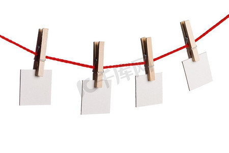 四个老空白的注意悬挂在绳子与木衣夹隔绝在白色背景。绳子上挂着空白的纸条