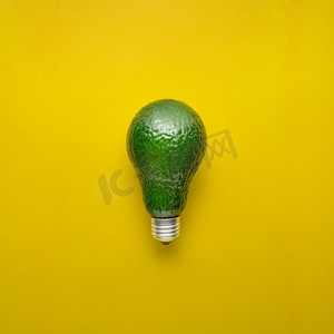 黄底牛油果作为电灯泡的创意概念照片。