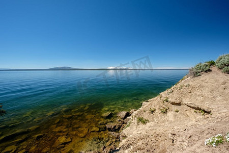 石湖摄影照片_美国怀俄明州黄石湖群山景观