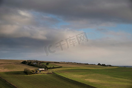 葡萄园的风景图象在英国乡村场面与喜怒无常的天空和云彩