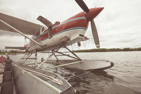 漂浮飞机在湖，阿拉斯加