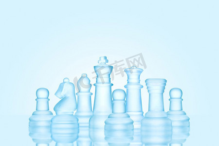 战场人物摄影照片_战略和领导理念；结冰的磨砂国际象棋人物，像一家人一样站在一起准备下棋。