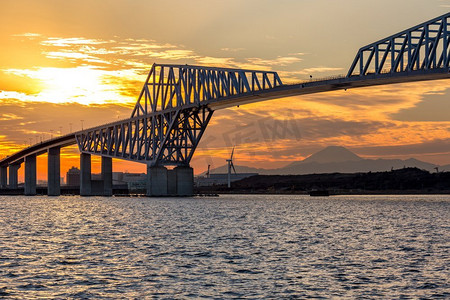 白色大桥摄影照片_东京地标，东京的东京门大桥日本日落