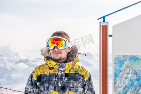 戴着滑雪护目镜的年轻人在户外，背景是法国阿尔卑斯山被白雪覆盖。Vald&rsquo；伊斯雷尔，法国