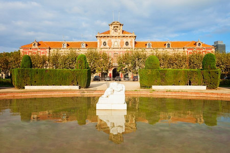 西班牙加泰罗尼亚地区巴塞罗那市城堡公园或Parc de la Ciutadella的加泰罗尼亚议会大楼