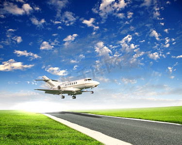 客机摄影照片_一架白色客机和蓝天带云的图像