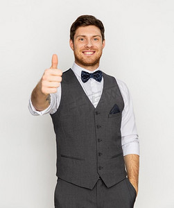 男士背心摄影照片_时尚、风格和手势概念-快乐的男人穿着节日服装竖起大拇指。穿着节日套装的快乐男士竖起大拇指