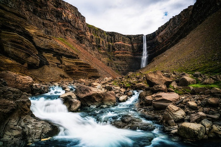 冰岛东部美丽的Hengifoss瀑布自然旅游景观。