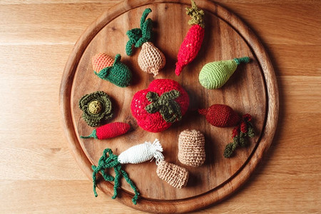 在木板上钩针编织蔬菜--环保玩具或厨房装饰。钩针编织小蔬菜