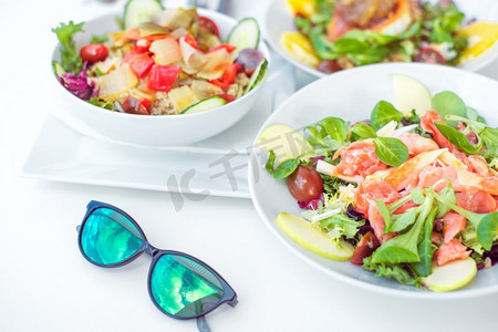 蔬菜肉和水果摄影照片_健康的夏日午餐、有机和素食