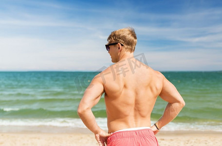 暑假和人概念-海滩的愉快的年轻人年轻人在夏天的海滩