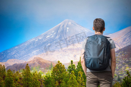 一名男子在泰德火山的背景下行走。特内里费岛。