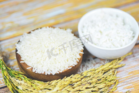 泰国米饭碗白木质背景，生熟茉莉花米粒，亚洲食用稻谷农产品