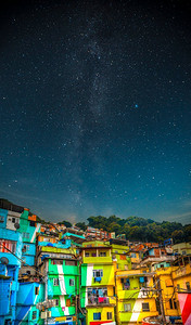 贫民窟之夜。里约热内卢的夜间贫民窟