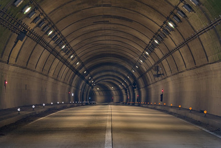 隧道塌方摄影照片_隧道道路与双车道高速公路
