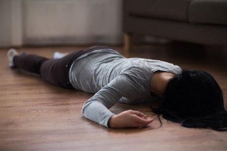 谋杀,杀戮和人的概念——失去知觉或死去的女人尸体