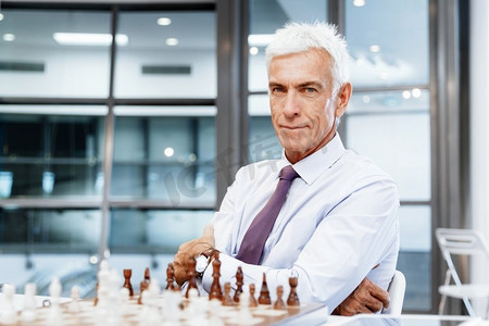 办公室里的生意人在下棋。思考下一步行动