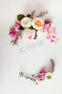 花团锦簇的婚纱框平放着。玫瑰花的顶视图与复制空间。花卉婚纱镜框
