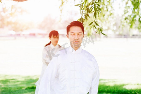 练太极拳的帅哥。夏天在公园练太极拳的帅哥