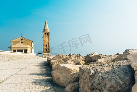 卡尔泰勒摄影摄影照片_意大利卡勒海滩上的圣母天使教堂，Santuario della Madonna Dell&rsquo；Angelo