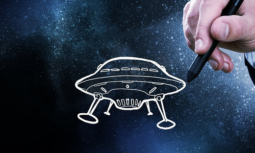 钢笔手绘摄影照片_UFO船。在太空背景下手绘UFO船