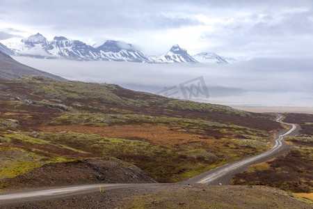 冰岛奥西路的冬季山脉和碎石路