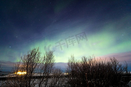 冰岛雷克雅赫利德Myvatn湖周围的北极光极光