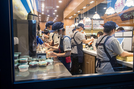 新店即将营业摄影照片_橱窗奶茶制作商业餐饮