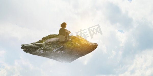 穿着休闲服的年轻女子坐着抱膝的背影.佛像吊坠