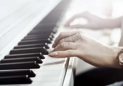 休闲妇女摄影照片_特写图片的妇女弹钢琴