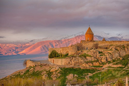 亚美尼亚的古修道院科尔维拉普，日出时分背景是阿拉拉特山。成立于公元642-1662年。